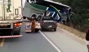Ils pillent un bus accidenté sur le bord de la route au Brésil
