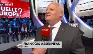 Arrivée de François Asselineau