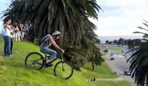 Une cycliste se fait renverser par une voiture en descendant d'une colline !