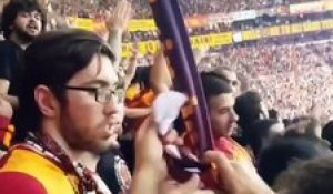 La solidarité entre les supporters de Galatasaray pour récupérer un téléphone