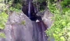 Il se filme dans une cascade au milieu de nulle part à Taiwan avec un drone  !