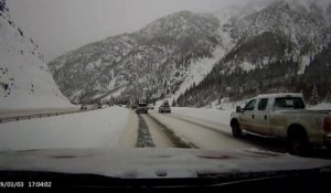 Aux Etats-Unis, des véhicules se font ensevelir par une avalanche