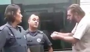 Un policier casse le bras d’un homme dans un commissariat