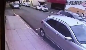 Une porte de garage mange un homme qui marchait tranquillement dans la rue