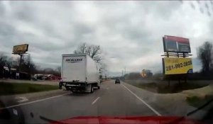 Un camion percute une nacelle élévatrice