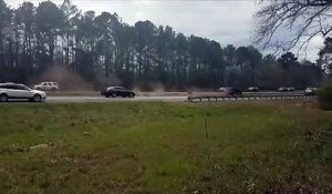 Quand un automobiliste fait une sortie de route au moment du passage de la voiture du President Trump