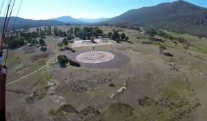 Un kangourou attaque un parachutiste