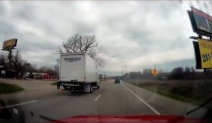 Un ouvrier sur une nacelle élévatrice se fait percuter par un camion