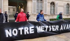 Bar-le-Duc : Opération des Jeunes agriculteurs et de la FDSEA devant la préfecture de la Meuse