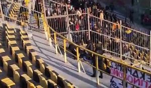 Ce hooligan se casse la jambe en sautant une tribune dans le stade !