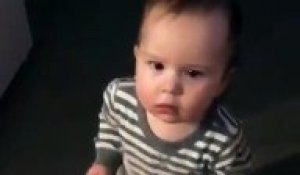 Bebe Trop Curieux Son Frere Lui Fait Caca Sur La Main Sur Orange Videos