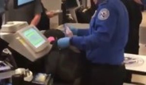 Arrêté à la douane de l'aéroport parce que ses amis ont caché quelque chose dans sa valise. Devinez quoi
