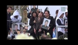 L&#39;extrême émotion des proches de Shaoyo Liu rassemblés place de la République