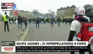 Gilets Jaunes : Les forces de l'ordre assiégées Place de l'Etoile à Paris peu avant midi le samedi 16 mars 2019