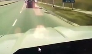 Un avion passe devant une voiture avant de se crasher