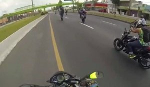 Un motard tente d'arrêter une moto sans pilote