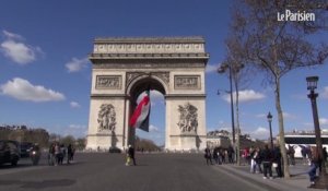 Elles restaurent l'Arc de Triomphe vandalisé