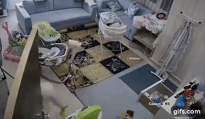 Une femme de ménage sauve la vie d'un bébé des secondes avant l’effondrement du toit