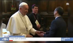 Buzz : Quand le Pape refuse les "baisers" des fidèles, ça amuse beaucoup les internautes ! Regardez