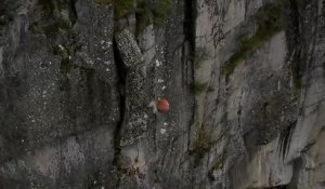 Un hélicoptère décroche des blocs de roche pour sécuriser les routes - Norvège