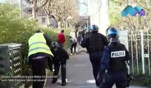 Un policier matraque la tête d'un manifestant (Gilets Jaunes Acte 20)