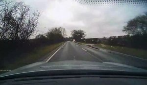 Grosse panique pour cet automobiliste qui croise un camion sur une route inondée.