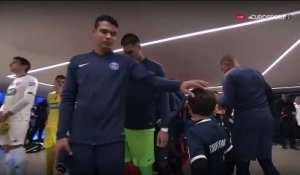 Un enfant ému aux larmes face aux joueurs parisiens, Mbappé le réconforte
