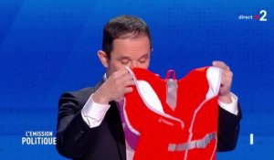 Benoît Hamon (Generation-s) présente le gilet de sauvetage "que l'Europe n'a pas tendu à des milliers d'hommes et de femmes qui sont morts en Méditerranée"