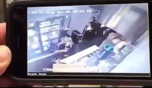 Une employée d’un restaurant fait tomber un pot de sauce