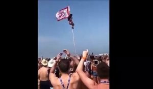 Complètement ivre, elle tente de monter au sommet d'un drapeau sur la plage !