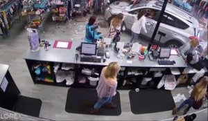 Un véhicule fonce droit dans un magasin et frôle un enfant... Bon karma