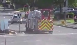 Le virage impressionnant pris par un camion de pompier à 2 chauffeurs