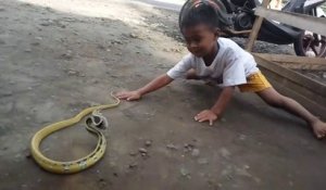 Cet enfant joue avec un serpent très agressif... même pas peur
