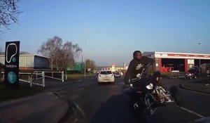 Un homme en quad sans casque prend un virage sur deux roues et percute une voiture