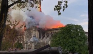 La flèche en feu de Notre-Dame de Paris s'effondre