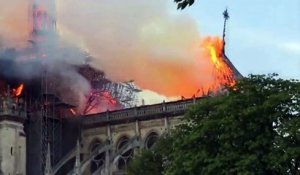 La flèche en feu de Notre-Dame de Paris s'effondre