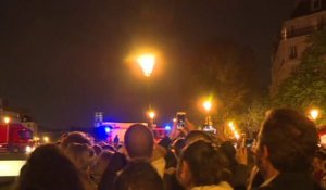 Notre-Dame : les pompiers applaudis par les passants