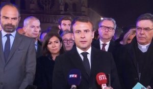"Cette cathédrale, nous la rebâtirons." La promesse d'Emmanuel Macron devant Notre-Dame en flammes