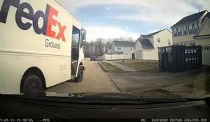 Un livreur FedEx s'arrête pour marquer un panier de basket