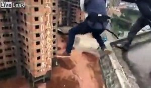 Cet ouvrier se jette dans le vide accroché à une corde, du toit d'un immeuble en construction !