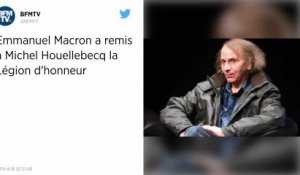 Emmanuel Macron a remis à Michel Houellebecq la Légion d’honneur