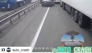 Des routiers piègent un automobiliste qui a voulu bloquer la route... Vengeance