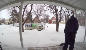 Un livreur FedEx réalise une bonne action auprès d'une femme qui a perdu son mari