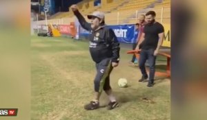 Diego Maradona marque un but dans un angle improbable