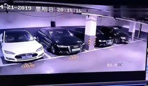 Une voiture Tesla Model S garée est en train d'exploser en Chine