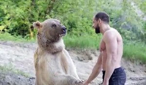 Belle amitié entre un homme et son ours