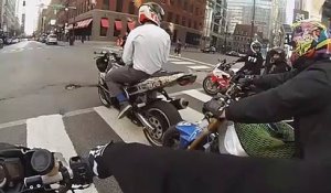 Un policier jette son café sur un motard