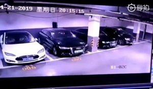 Chine : quand une voiture Tesla garée dans un parking souterrain prend feu