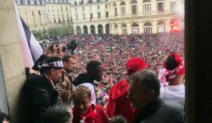 Les joueurs du Stade rennais présentent la Coupe de France au public en liesse