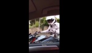 Un biker menace un automobiliste mais le karma va le rattraper